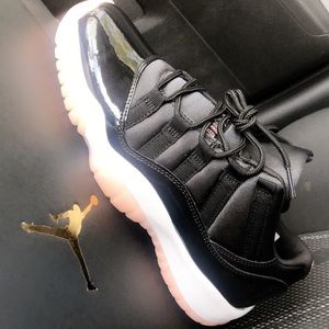 Jordan Low top 11s Big Kids Size 6.5 Boys 8 Girls